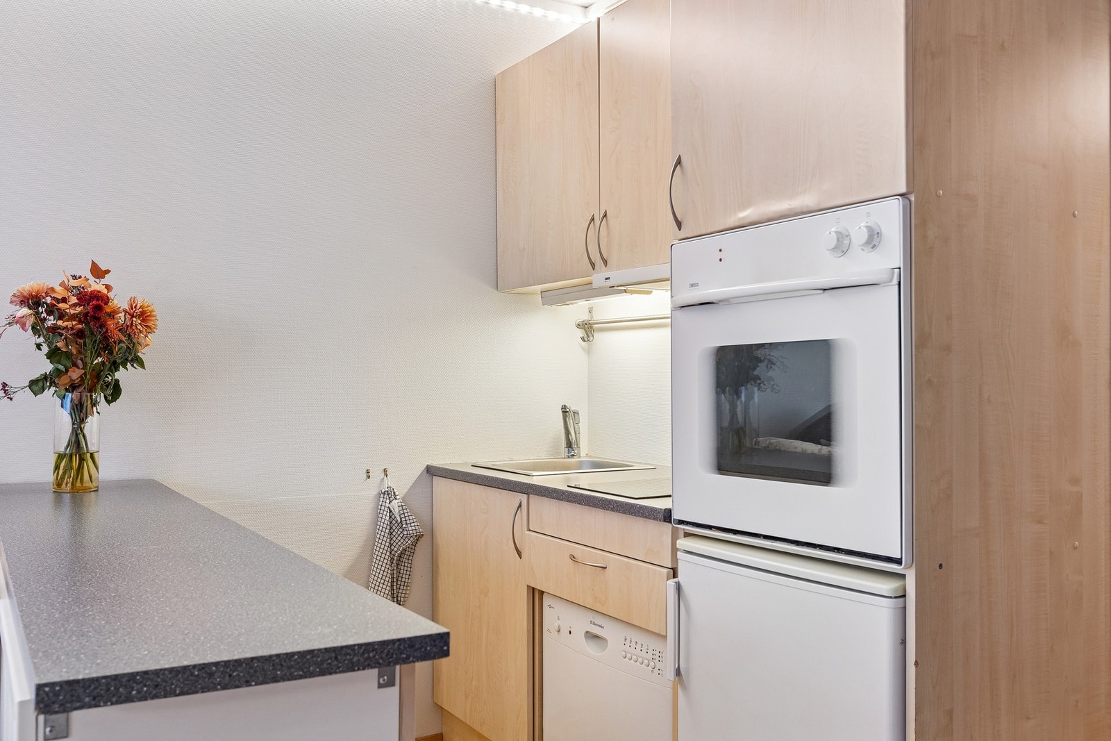 Kjøkken med plass til oppbevaring i over og underskap. Galleribilde