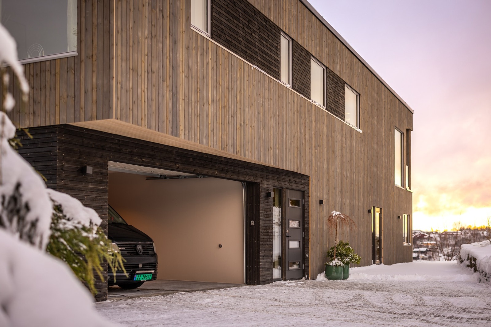 Integrert garasje er virkelig en luksus i hverdagen. Galleribilde