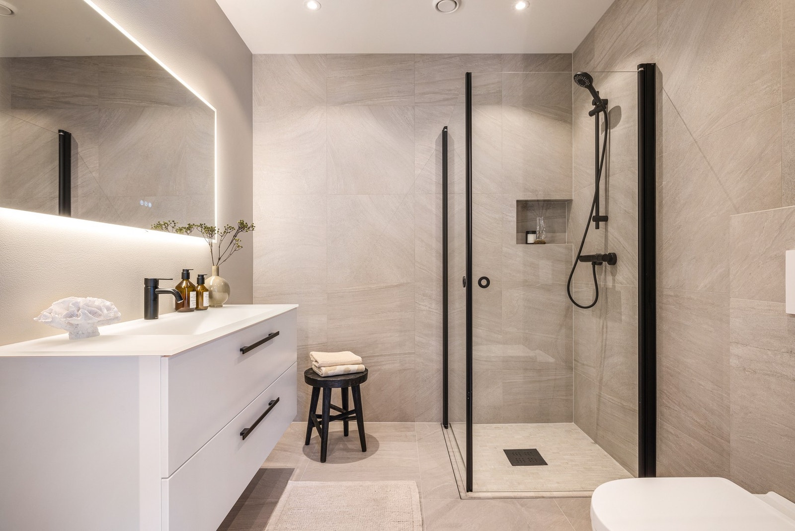 Badet i 1. etg med dusjhjørne. Galleribilde