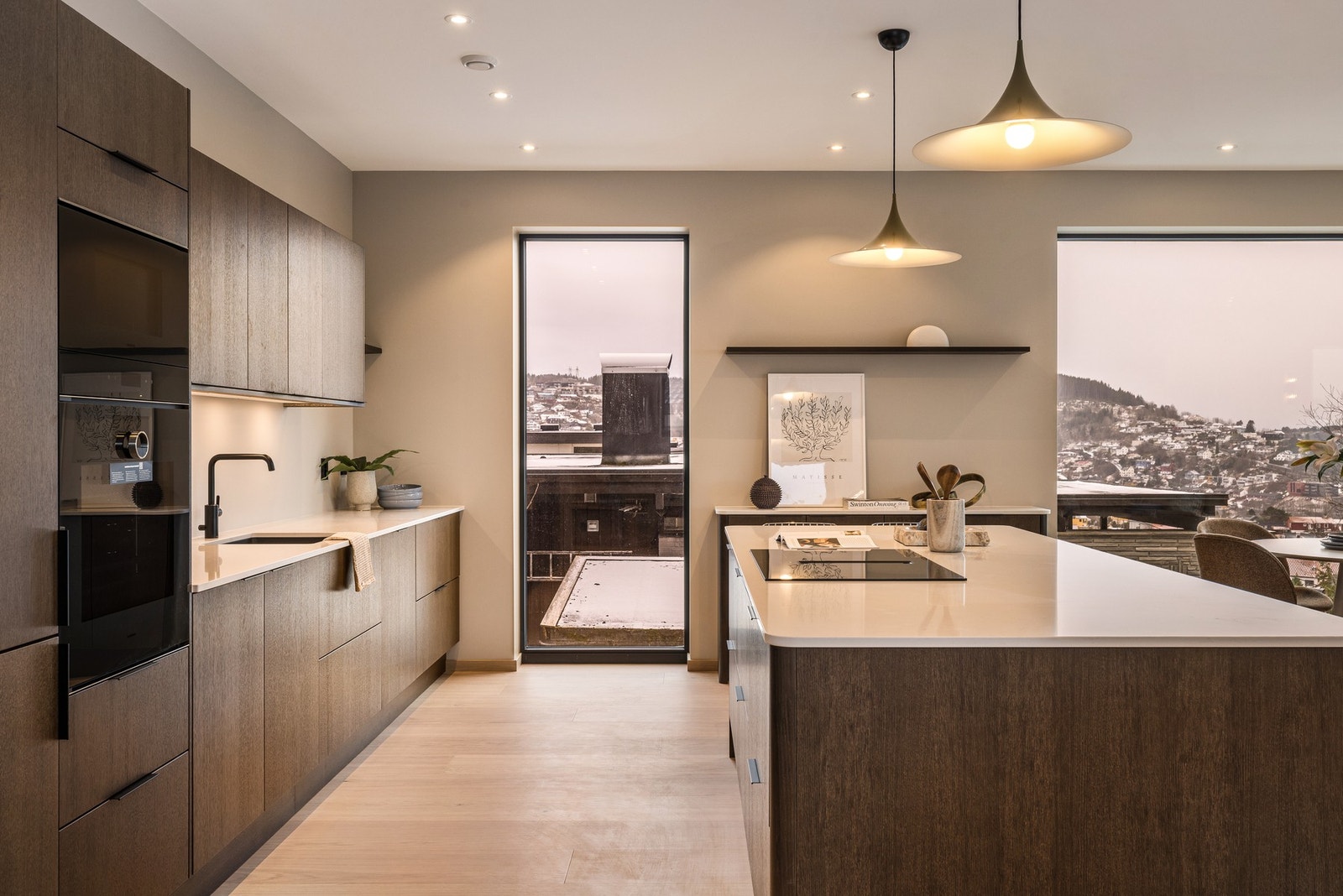 Steinkompositt benkeplate i lys beige. Galleribilde