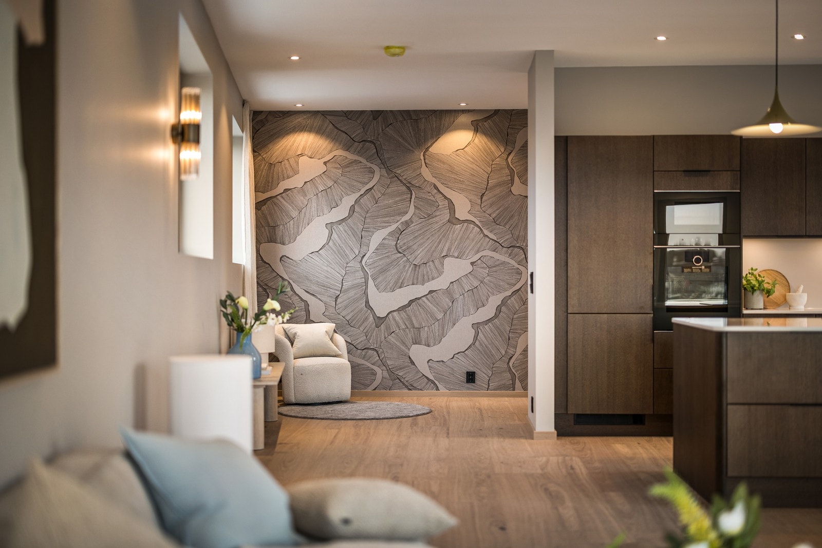 Fastmonterte designlamper følger huset. Galleribilde