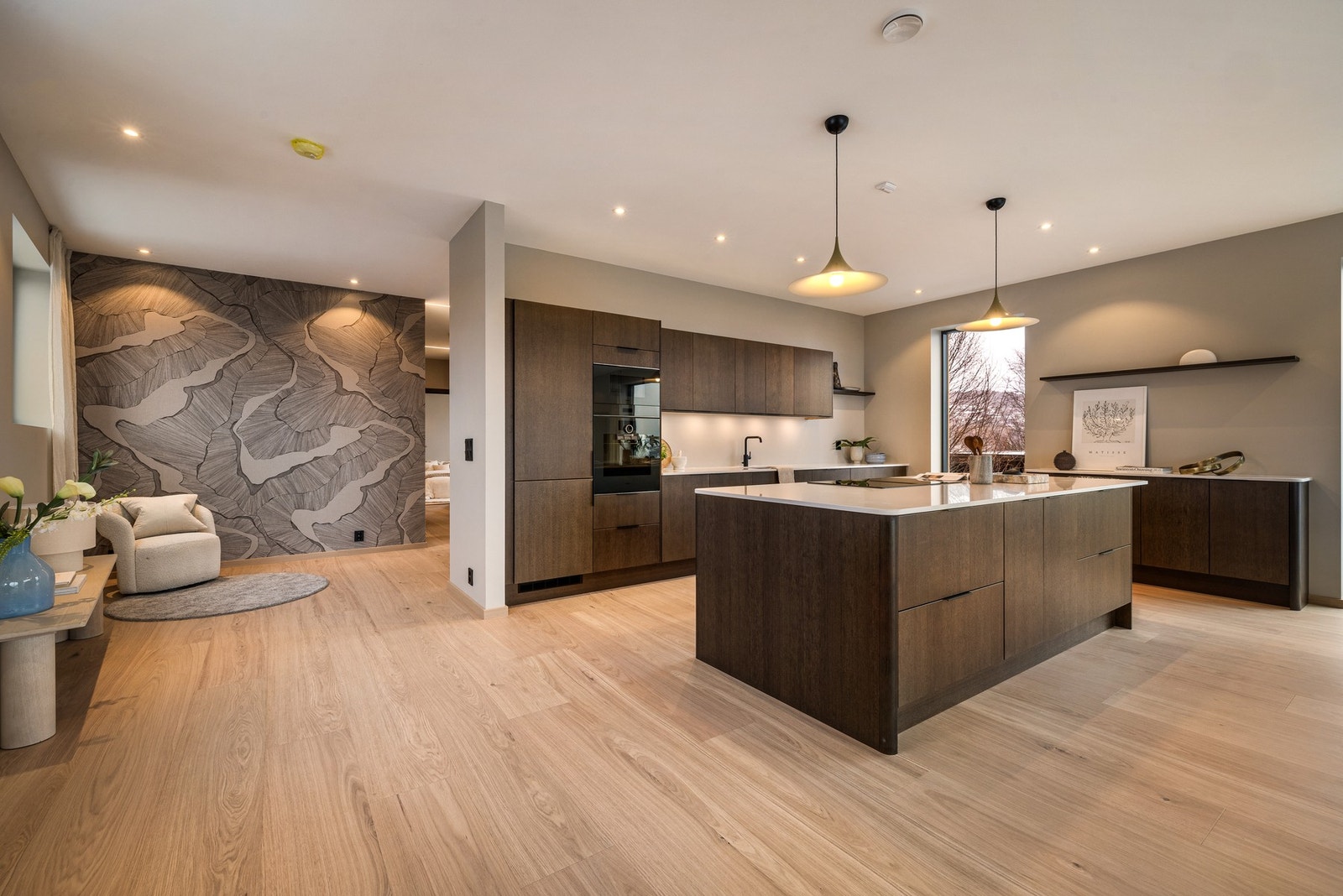 Tilhørende skjenk gir en god helhet mellom kjøkken og spiseplass. Galleribilde