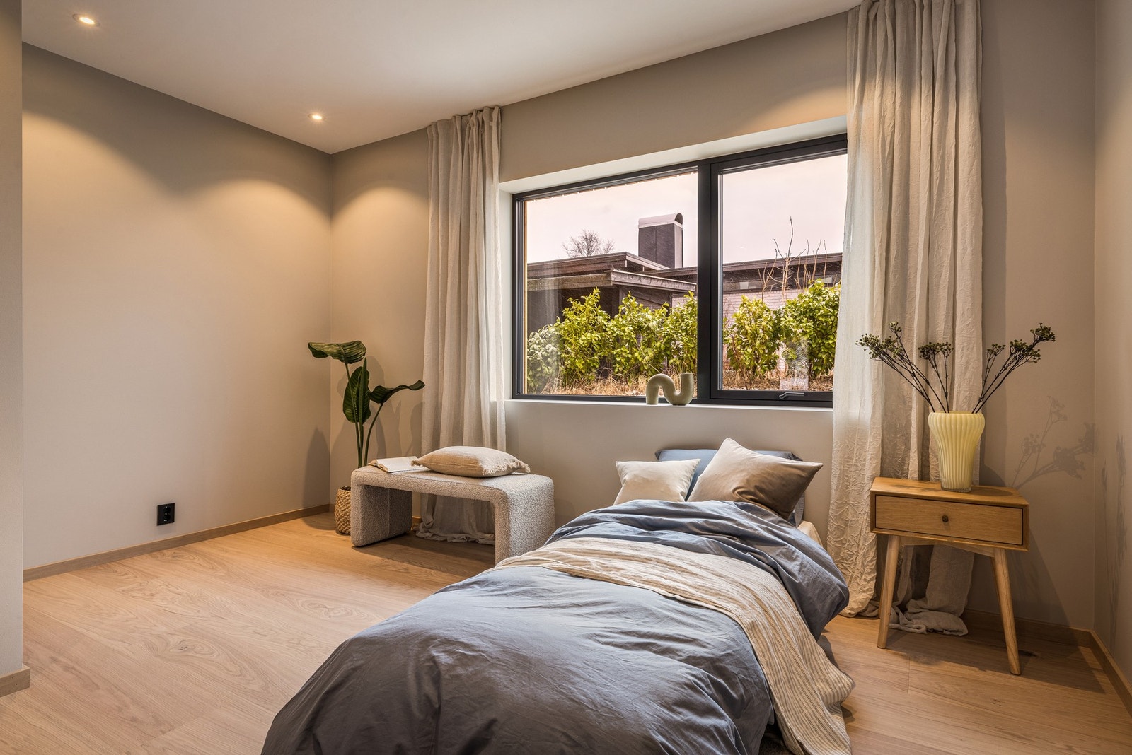 Store vinduer gir et godt lys inn i rommene. Galleribilde