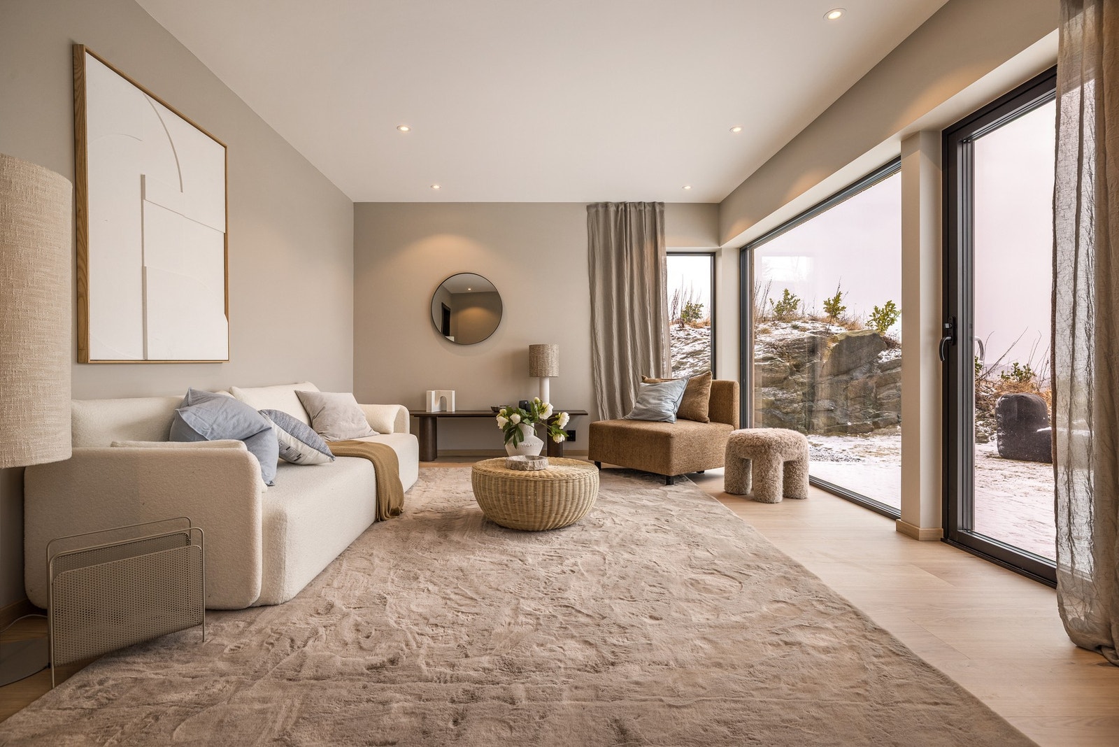 TV-stuen i 1. etg har opplegg for vann/avløp i veggen, i tilfelle du ønsker en liten kjøkkenkrok også her. Galleribilde