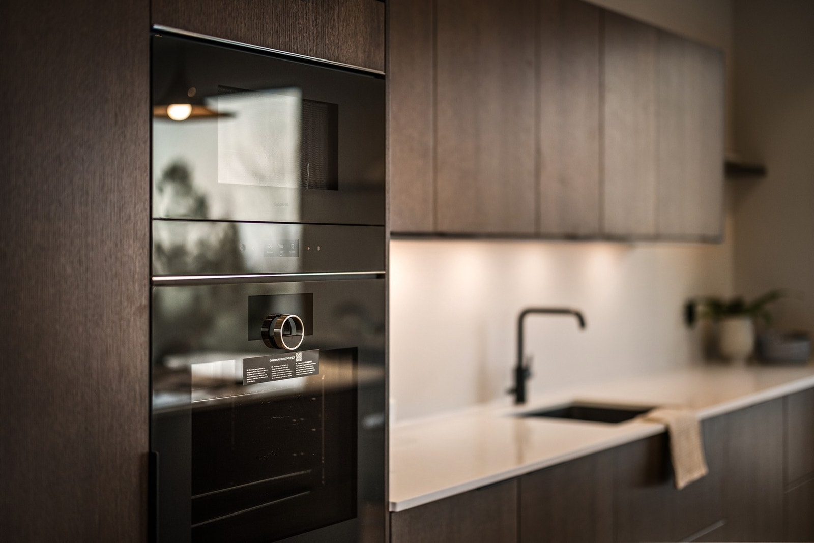 Integrert stekeovn samt kombi mikro-/stekeovn fra Gaggenau. Galleribilde