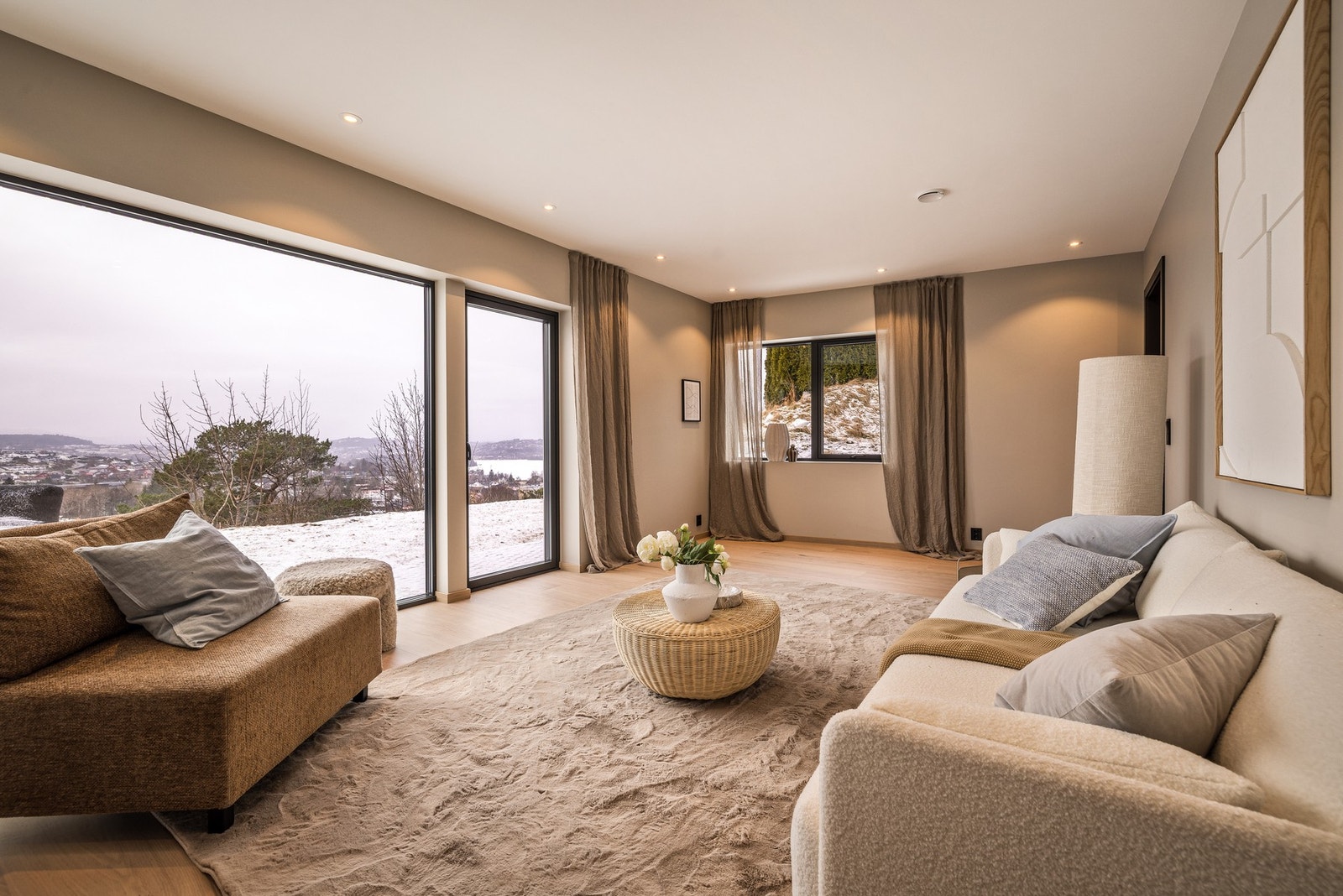 Utgang til vestvendt og usjenert hage med nydelig utsikt. Galleribilde