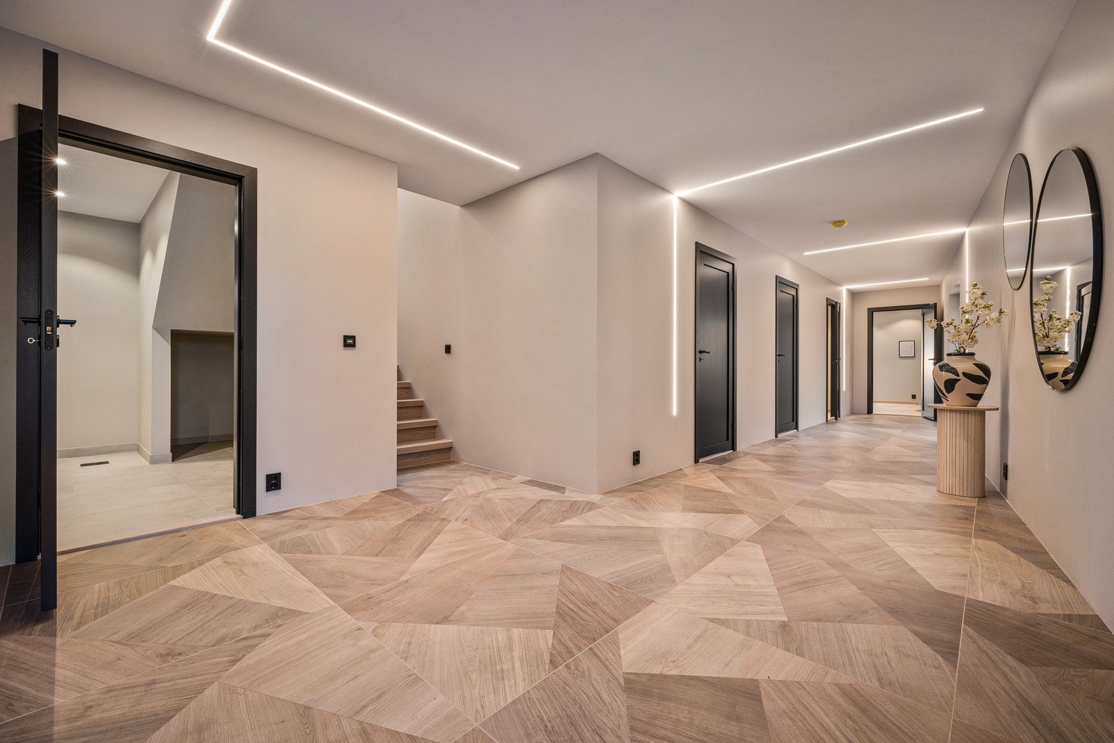 En romslig hall i 1. etasje blir et eksklusivt knutepunkt i huset. Galleribilde