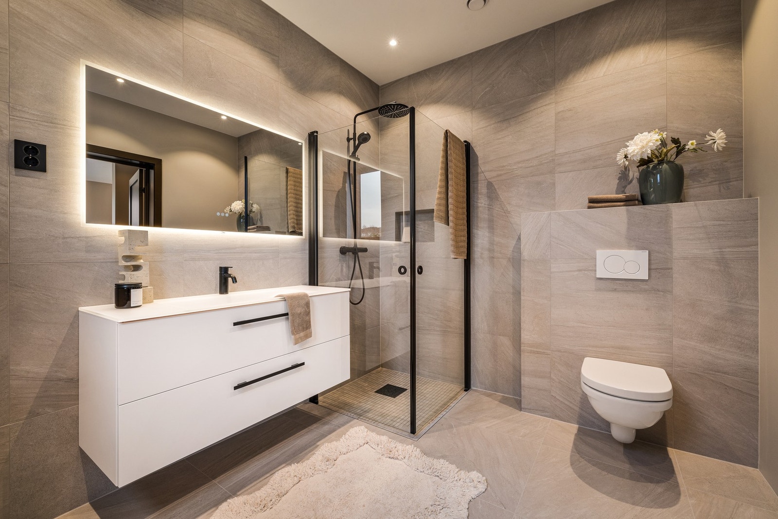 Hovedbad en suite med storformat italienske porselensflis. Galleribilde