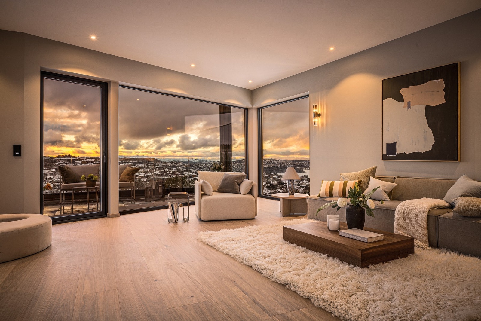 Romslig stue med høy himling og utgang til vestvendt terrasse. Galleribilde