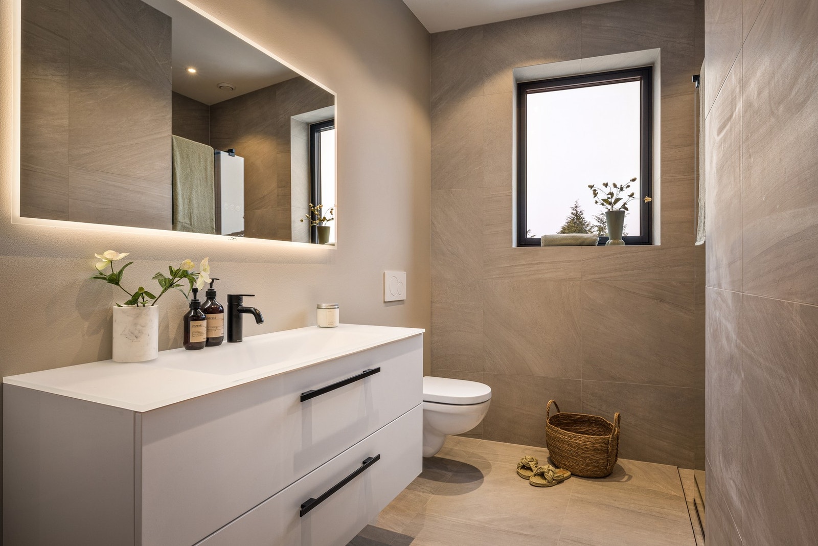 Gjestebad i 2. etasje, med dusjnisje. Galleribilde