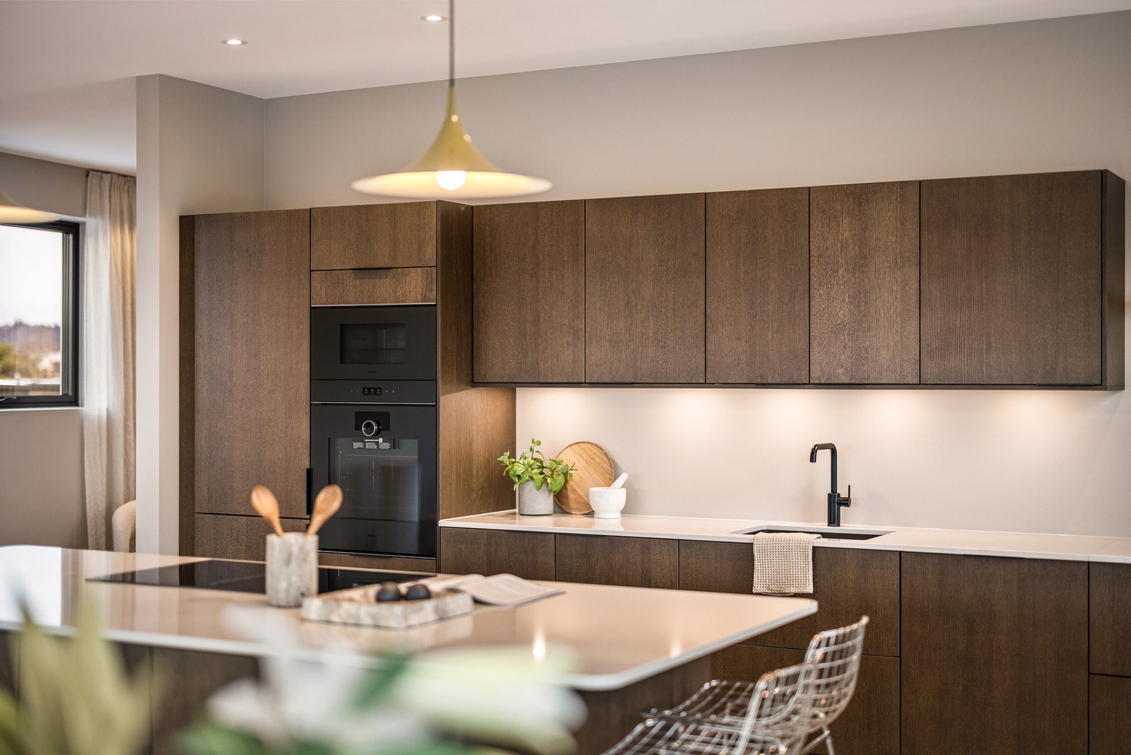 Kjøkkenøyen blir et sosialt samlingspunkt rundt matlagingen. Galleribilde