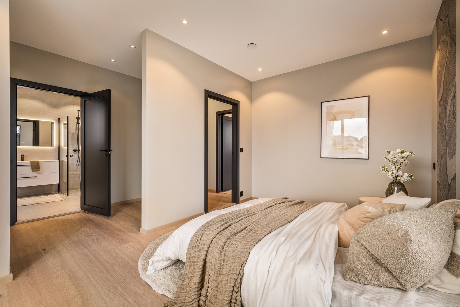 Gjennomgang gjennom garderoberom til hovedbad. Galleribilde