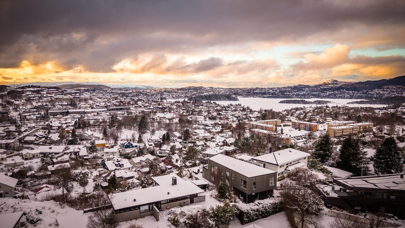 Beliggende på toppen av Skjold, med panoramautsikt over Nordåsvannet mot Bønes, og helt ut mot Sotra. Galleribilde
