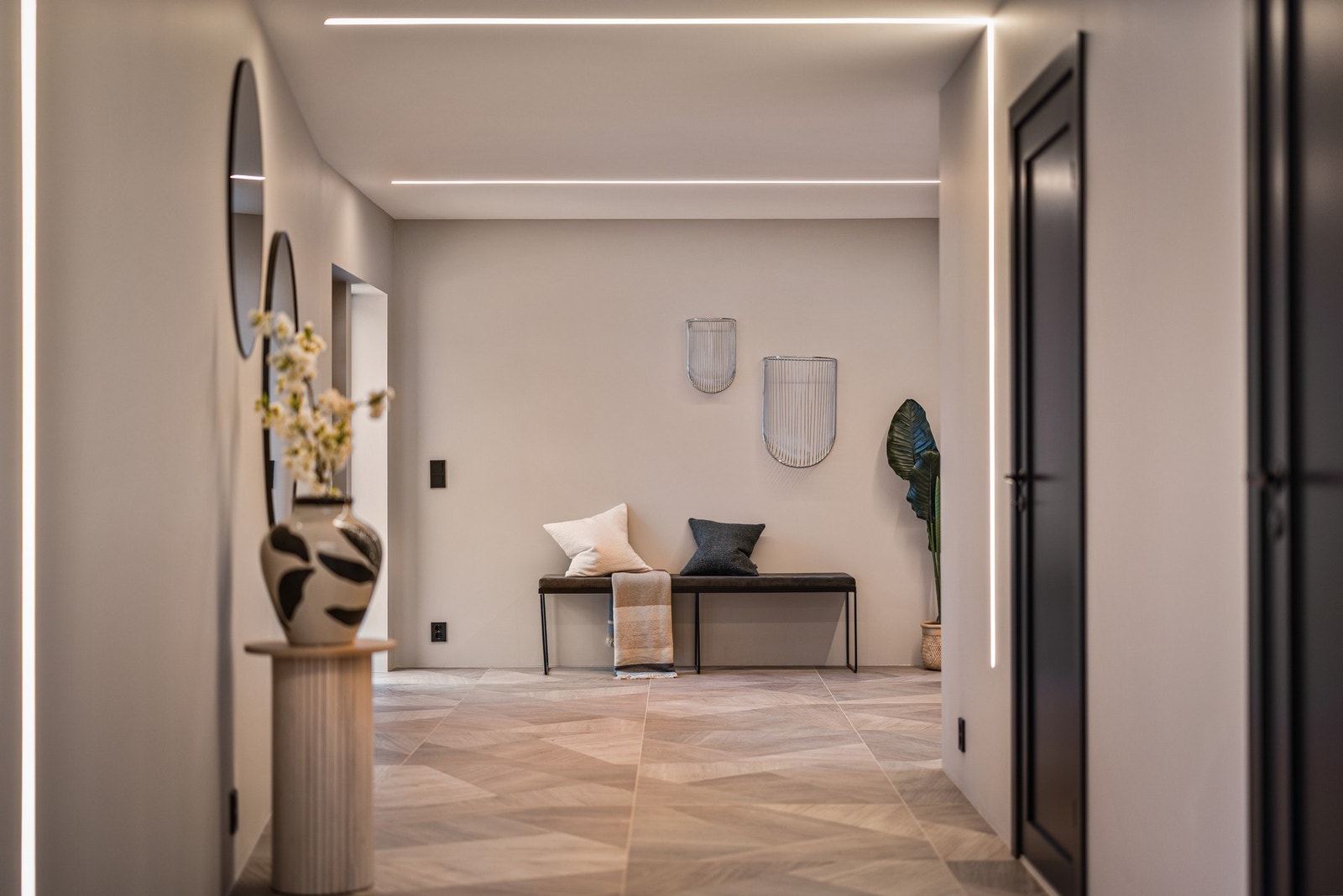 I hallen er det 90x90 flis fra italienske Sant Agosstino. Galleribilde