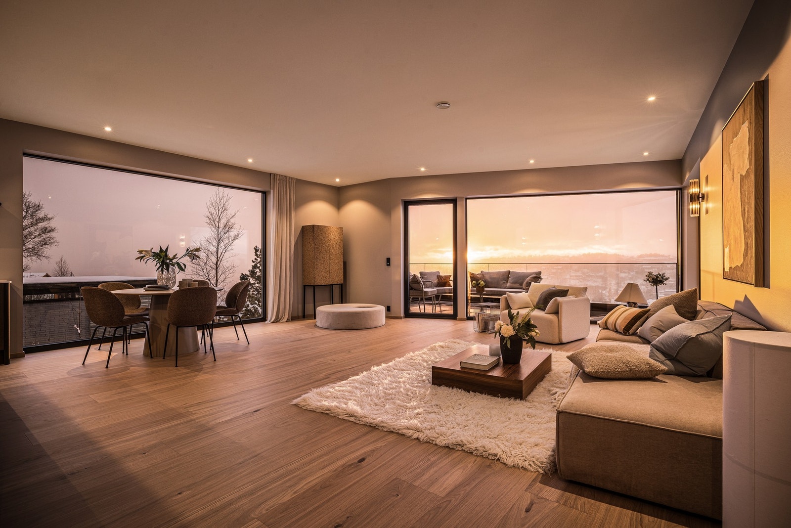 Store vinduer mot sør og mot vest bidrar til den gode romfølelsen. Galleribilde