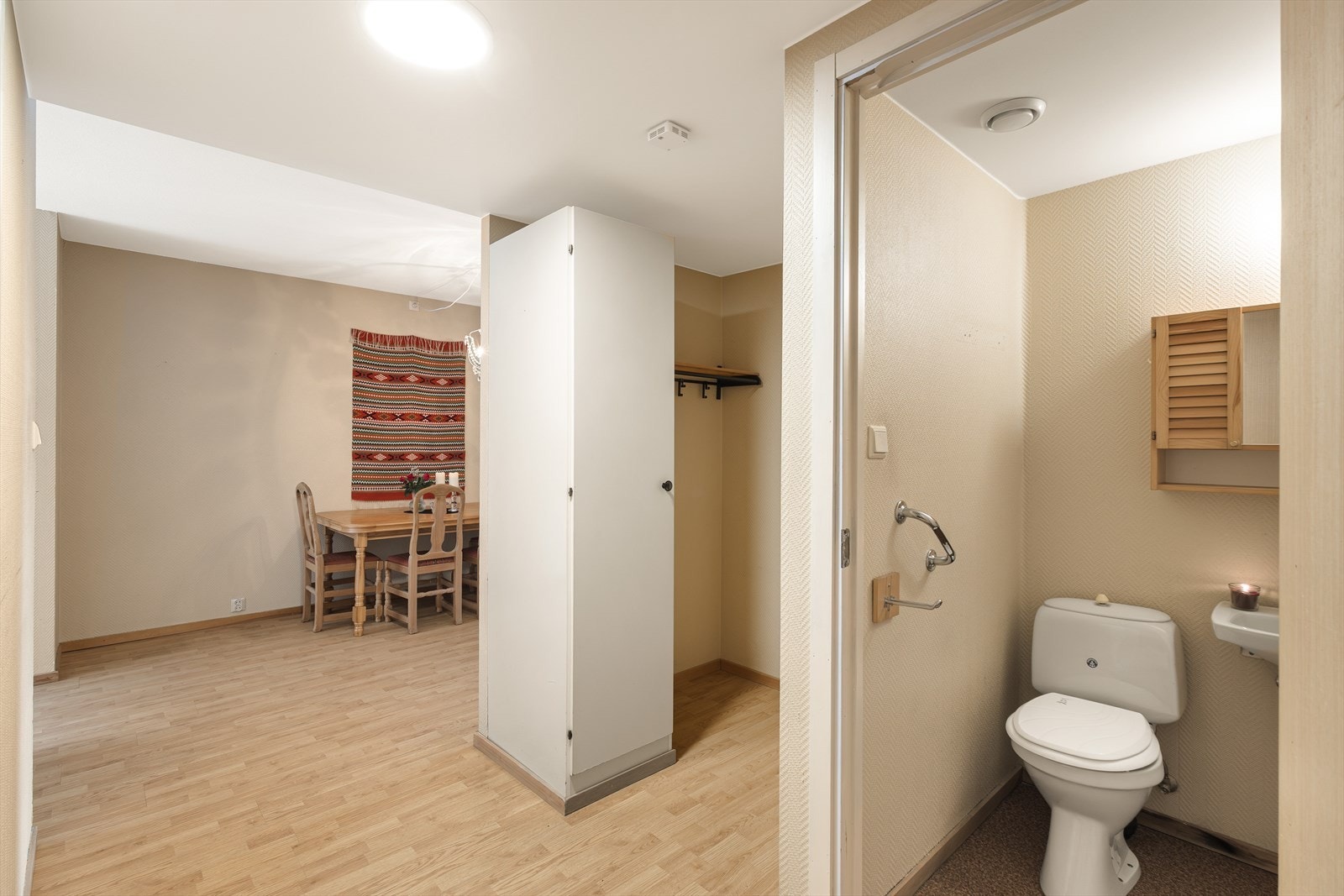 Praktisk toalettrom like innenfor entréen. Galleribilde