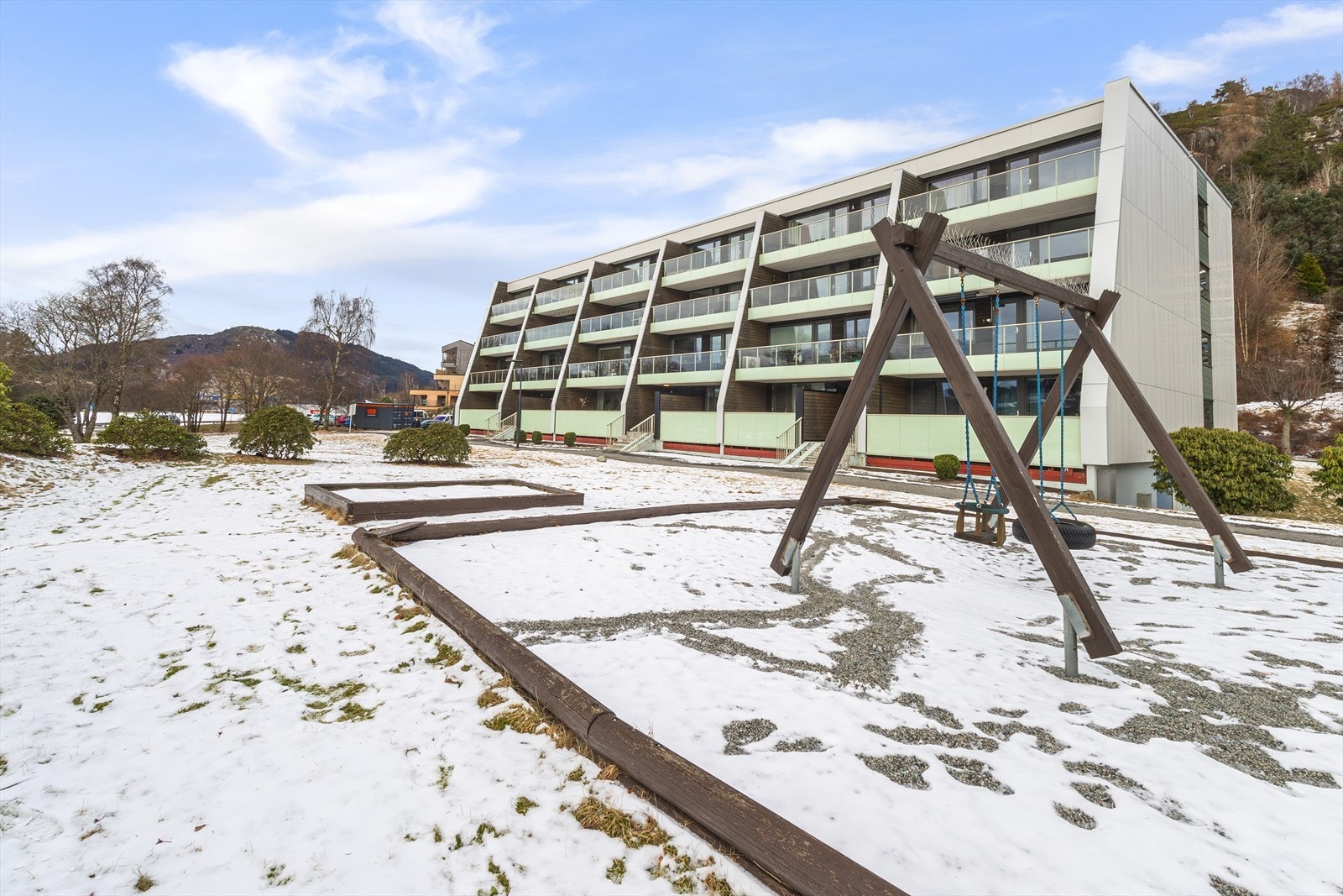 Liflaten Borettslag består av til sammen 189 leiligheter i 10 terrasseblokker og har en svært sentral plassering på Li i Åsane. Galleribilde