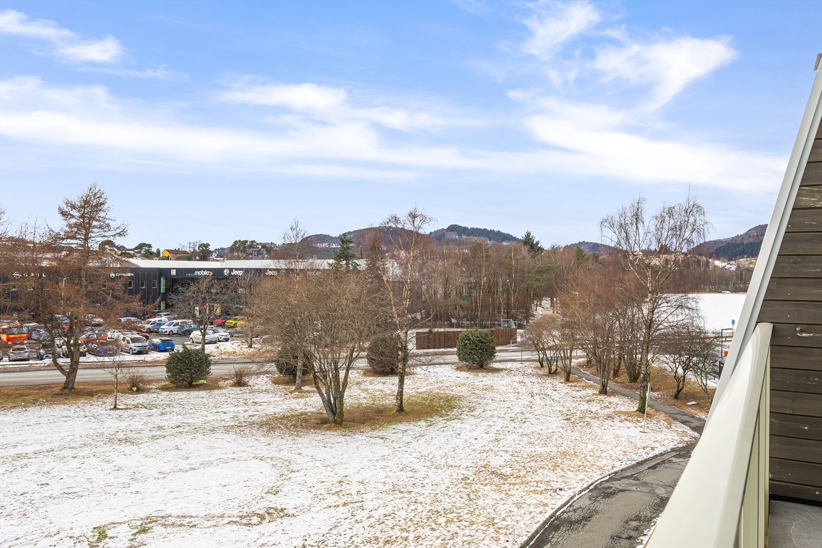 Her har man fin utsikt over nærområdet og omkringliggende fjell. Galleribilde