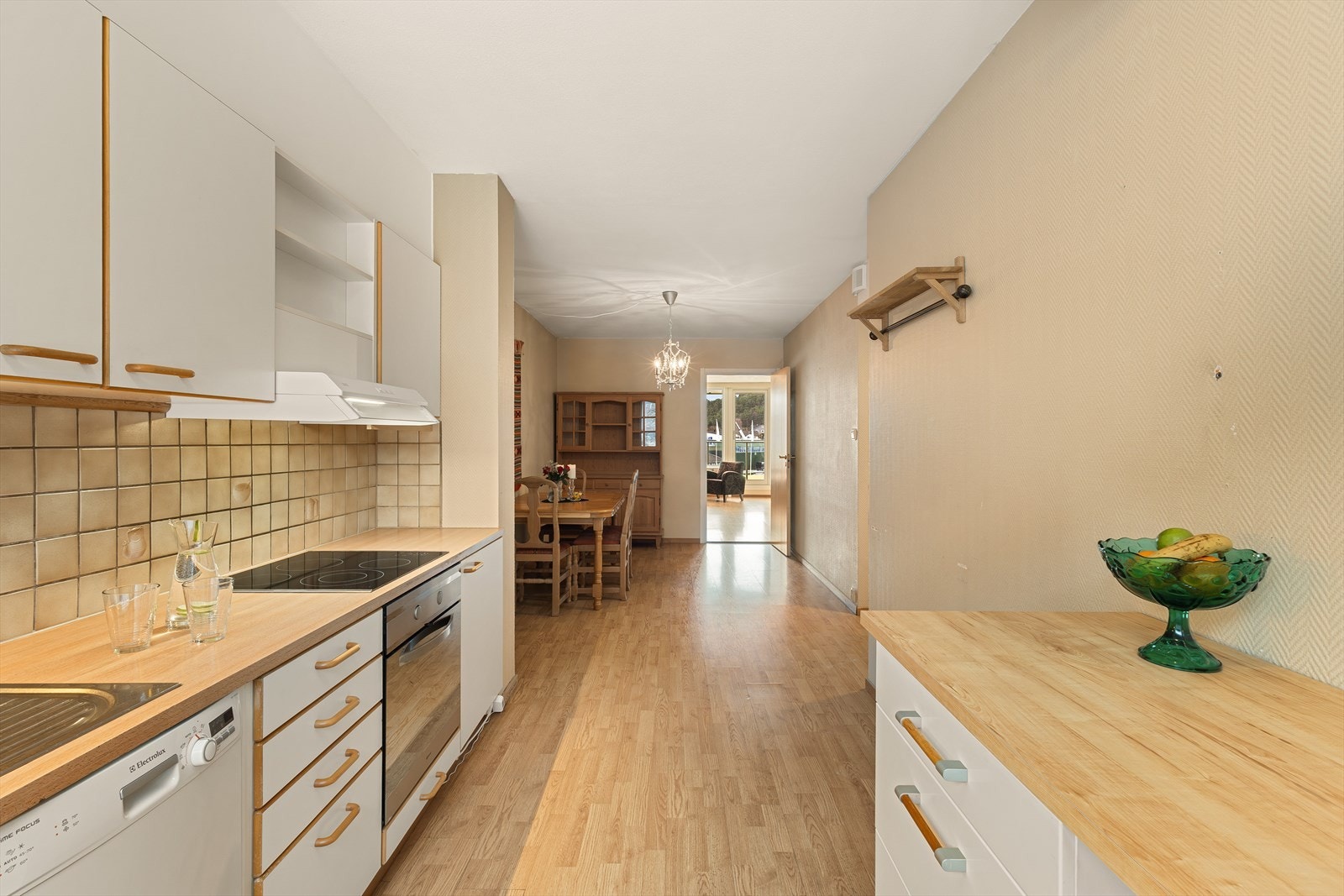 Kjøkkenet er utstyrt med nedfelt vask, oppvaskmaskin, platetopp, stekeovn, ventilator og lekkasjesikring. Galleribilde