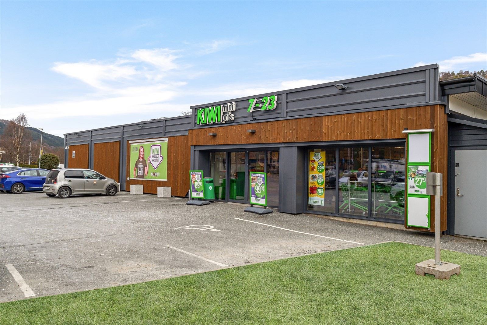 Butikk og buss i umiddelbar nærhet. Galleribilde