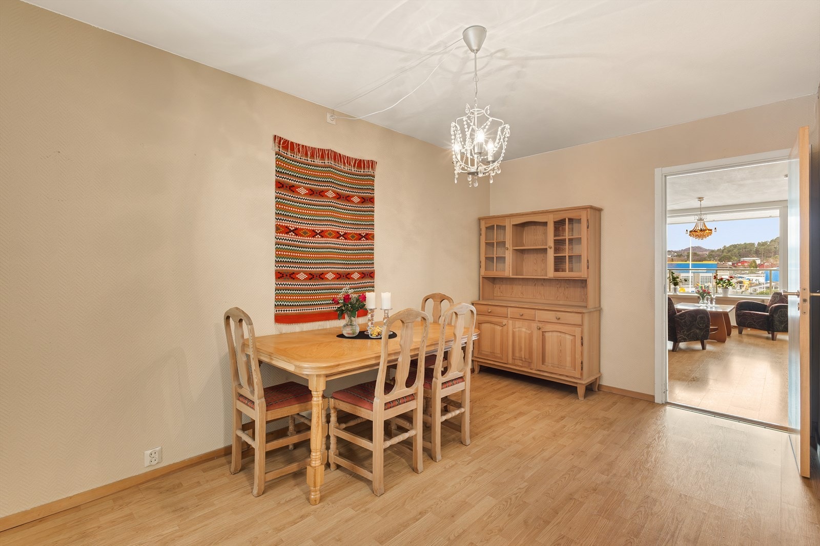 Praktisk spiseplass i tilknytning til kjøkkenet. Galleribilde