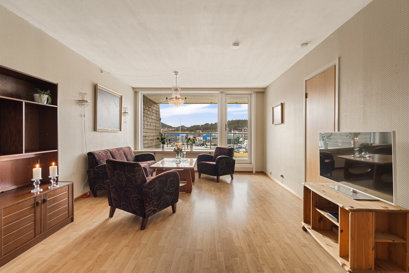 En romslig leilighet med en meget praktisk og tilbaketrukket beliggenhet sentralt i Åsane, med kort vei til det meste en trenger i en hektisk hverdag. Galleribilde