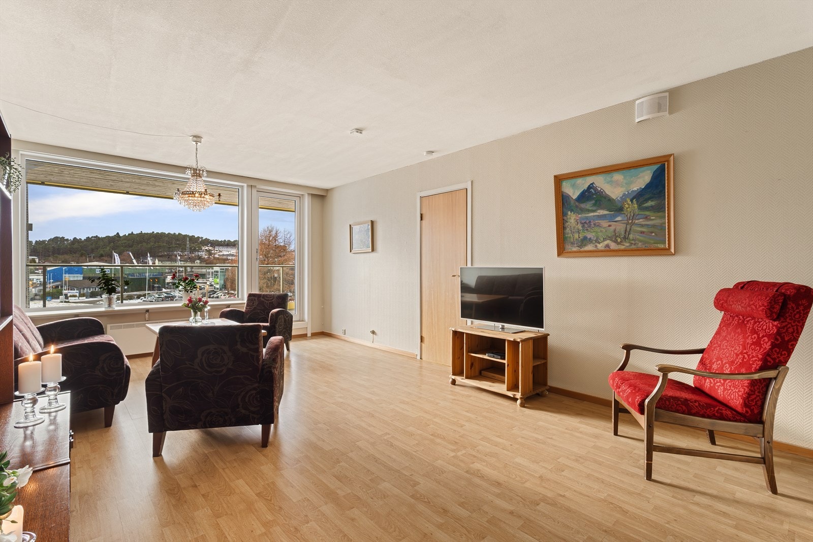 Det er laminat på gulv, malt strie på vegg, og malte, slette flater i himling. Galleribilde