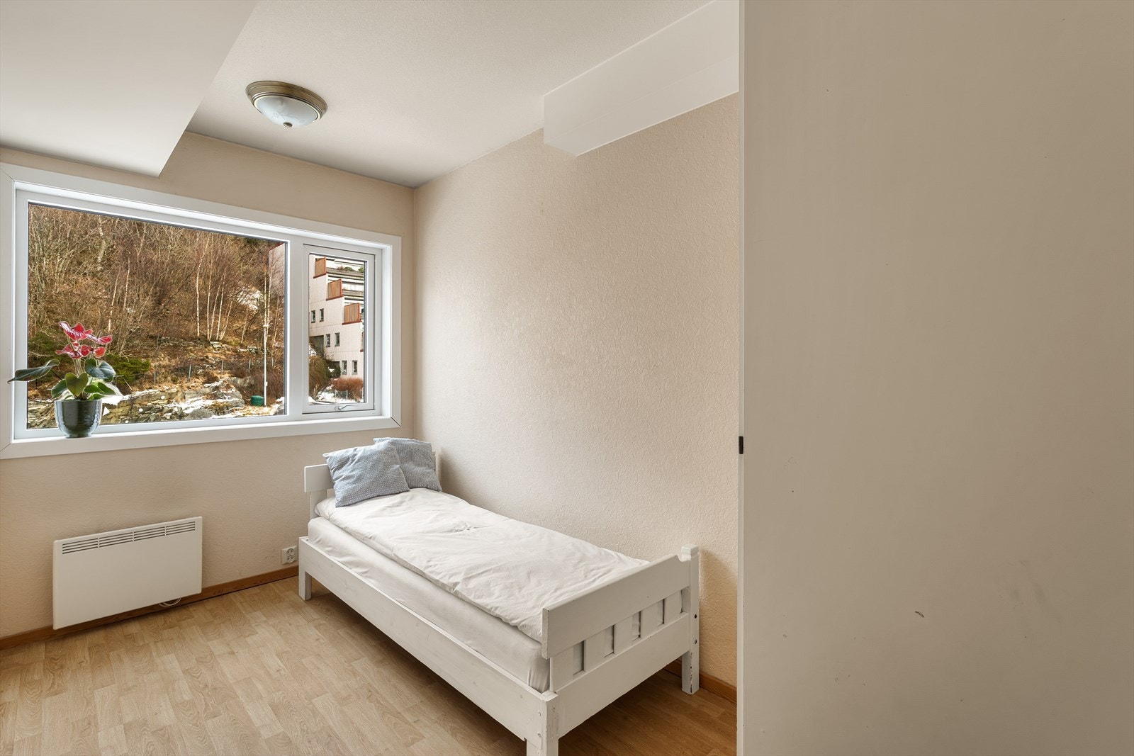 Leiligheten inneholder totalt tre romslige soverom. Galleribilde