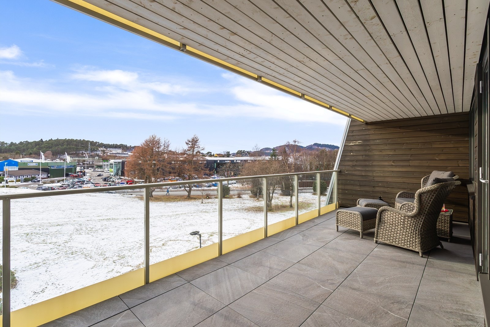 Her er det meget gode solforhold og god plass til ønsket utemøblement. Galleribilde