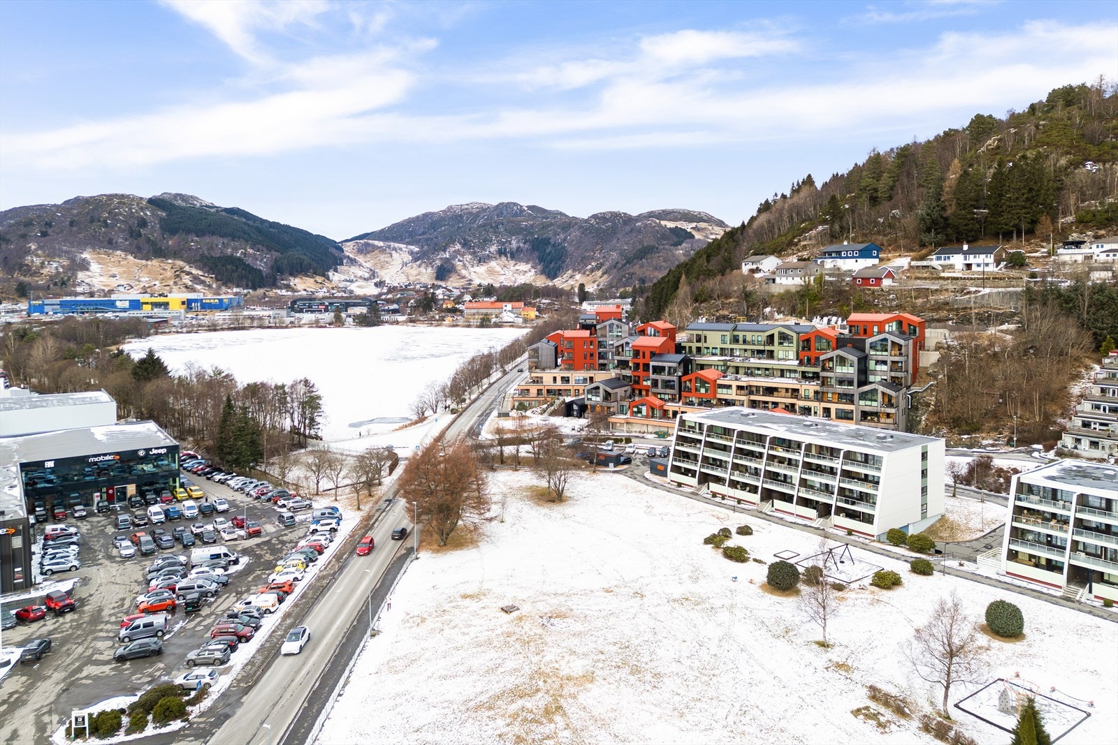 Beliggenheten gjør det enkelt å nyte naturen samtidig som man har alle nødvendige fasiliteter innen rekkevidde. Galleribilde