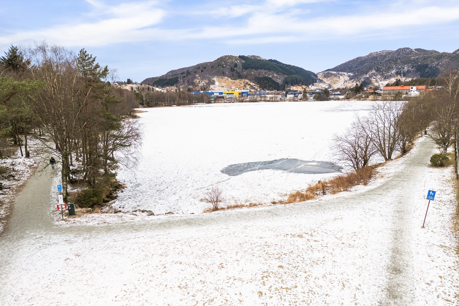 Rundt Liavatnet går en fin gruset sti med belysning. Året igjennom er den et glimrende utgangspunkt for en joggetur. Galleribilde