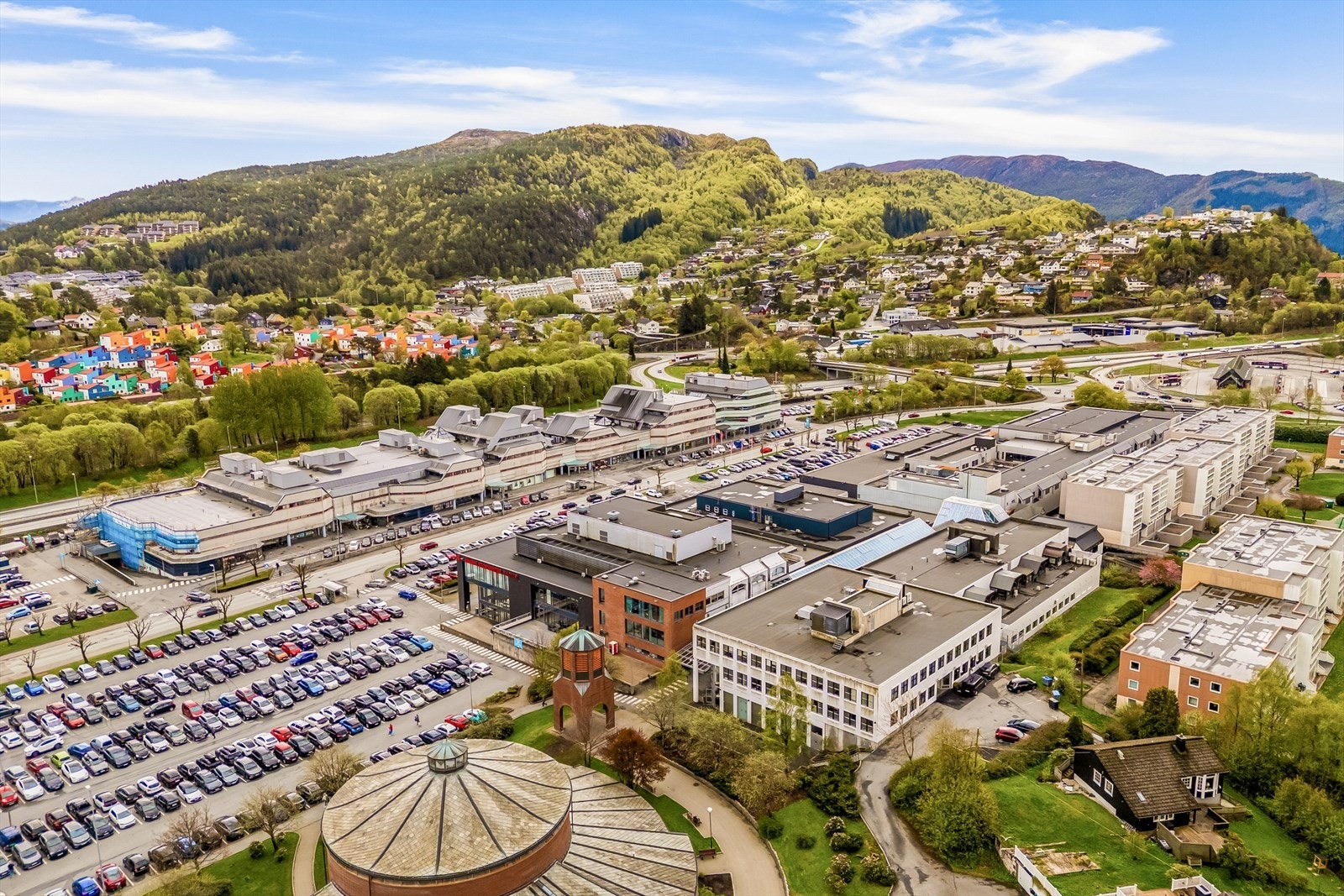 Det er knappe 5 min kjøring til Åsane Storsenter med alle servicetilbud. Galleribilde