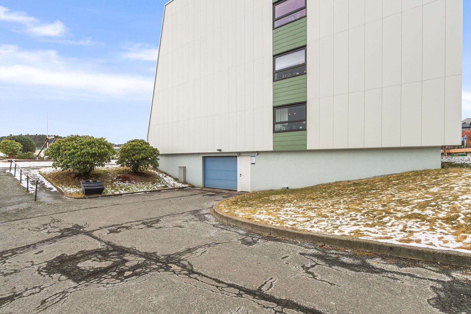 Det medfølger fast parkering i garasje. Galleribilde