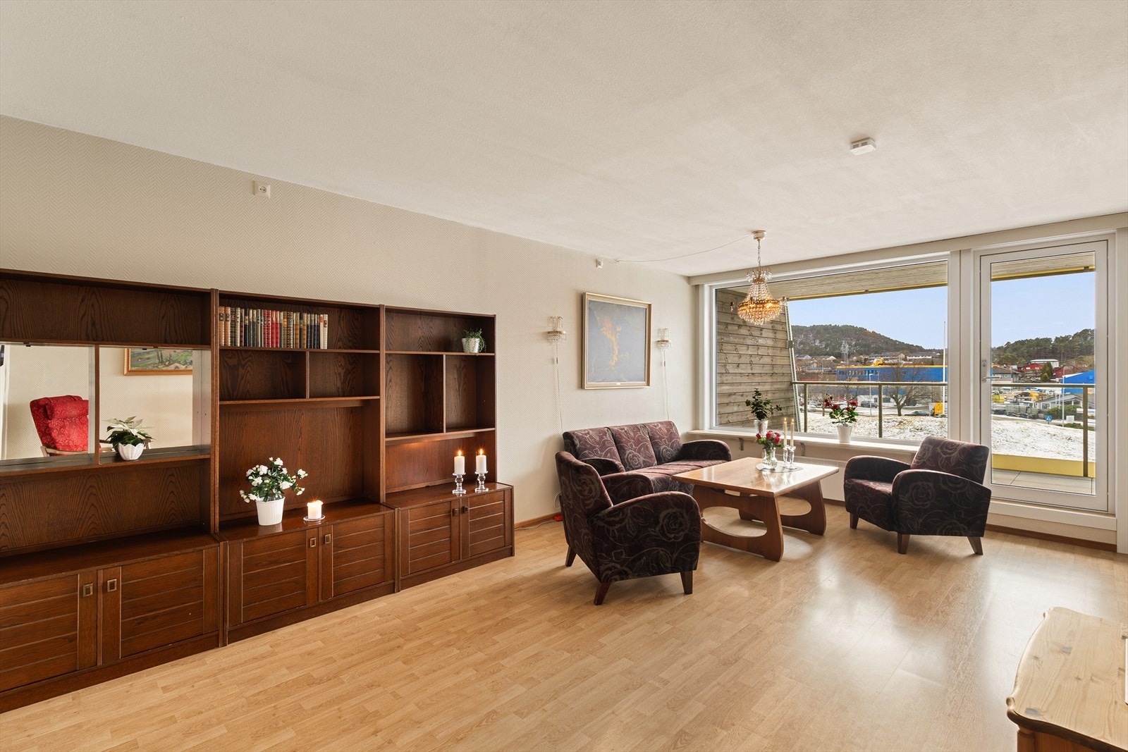 Stuen er romslig med gode møbleringsmuligheter og godt med naturlig lysinnslipp. Galleribilde