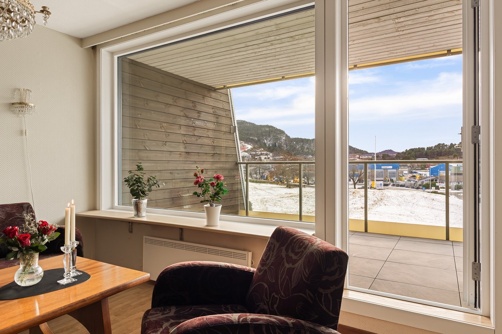 Herfra er det utgang til en stor, vestvendt balkong. Galleribilde