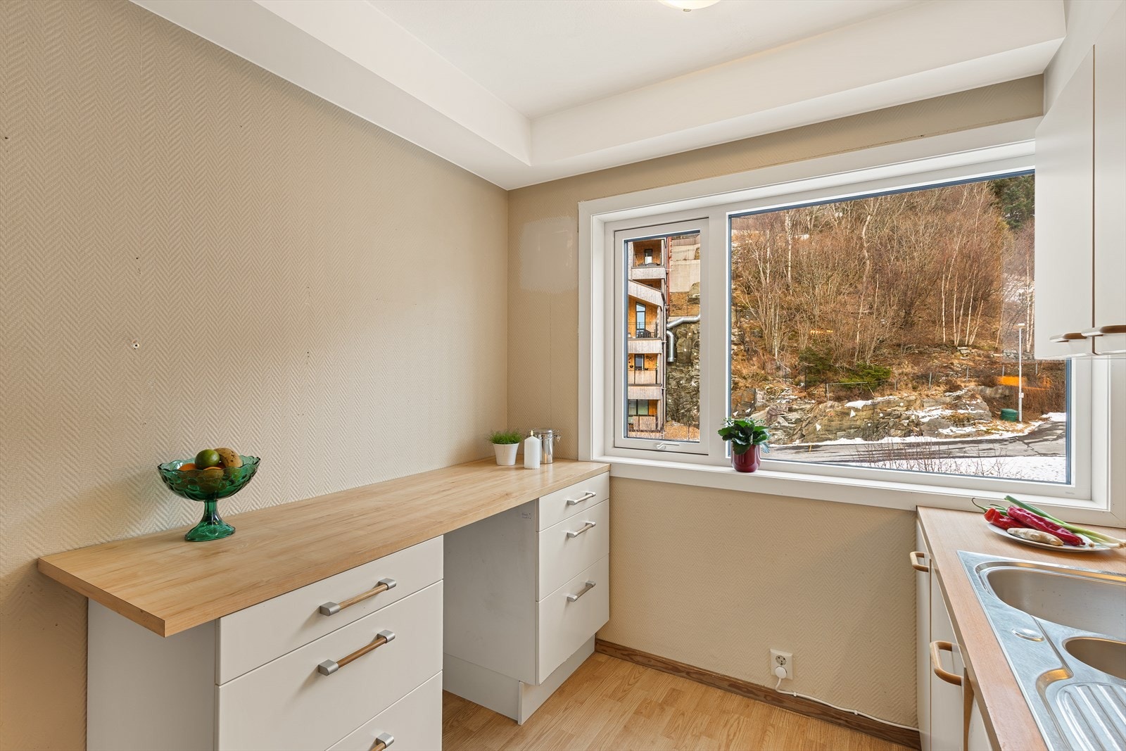 Her er det god skap- og benkeplass. Galleribilde