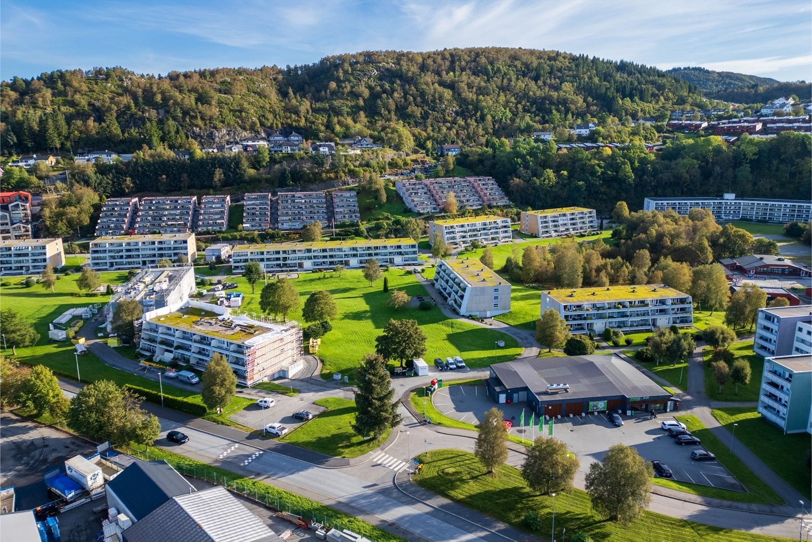 Leiligheten ligger i et fint borettslagsmiljø med store grøntarealer rundt bebyggelsen. Galleribilde