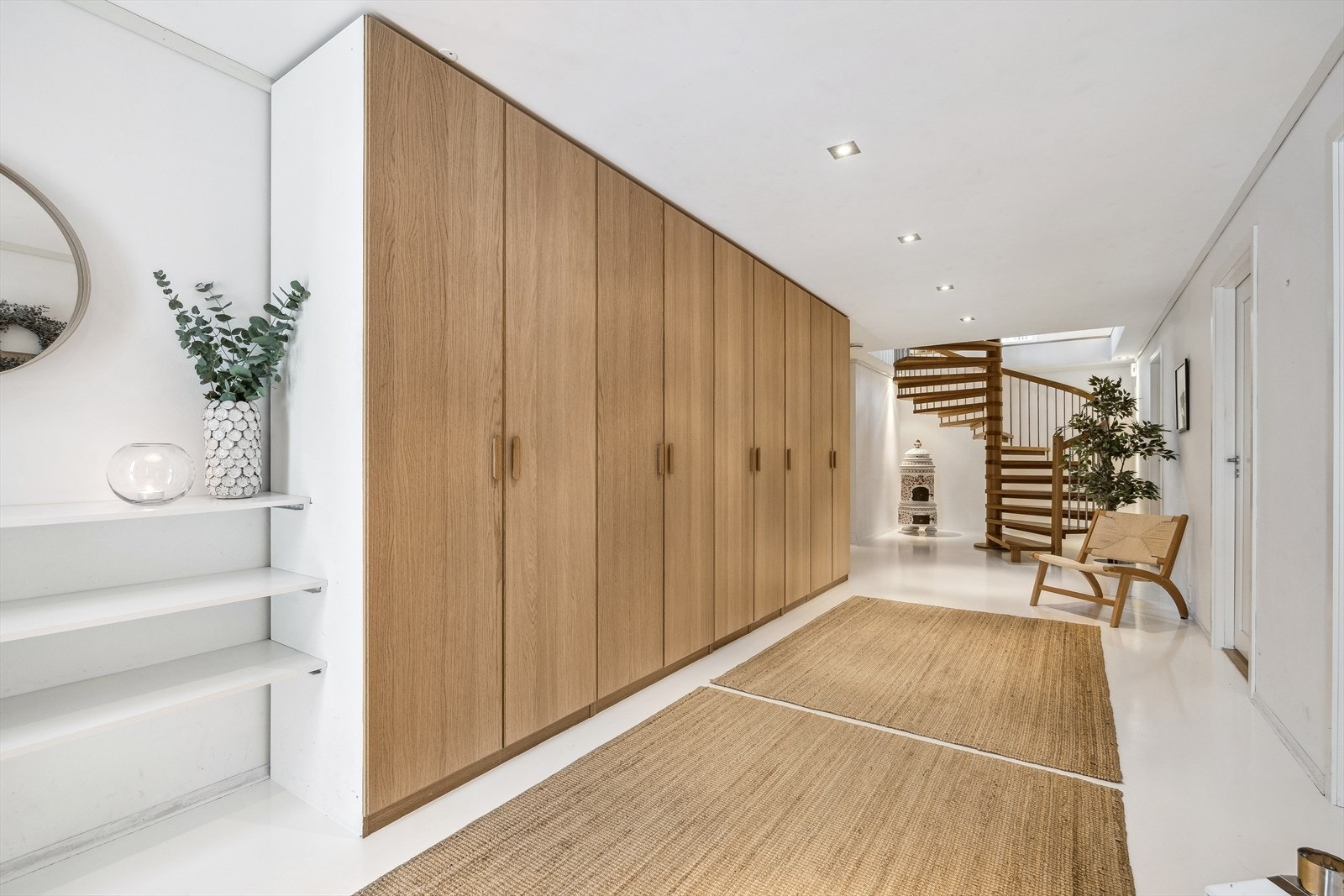 Det er god plass til å henge fra seg yttertøy og sette fra seg skoene i medfølgende garderoberekke. Galleribilde