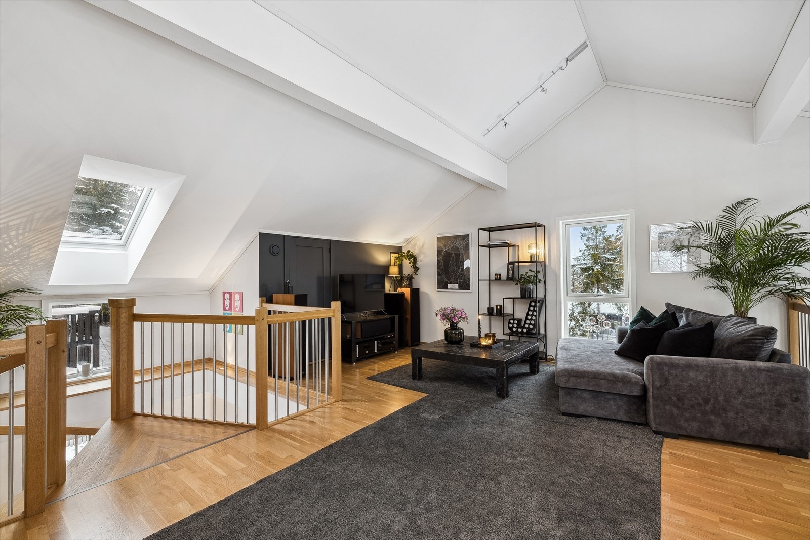 Eiendommen er svært tilrettelagt for barnefamilier med mye boltreplass for alle og enhver. Galleribilde