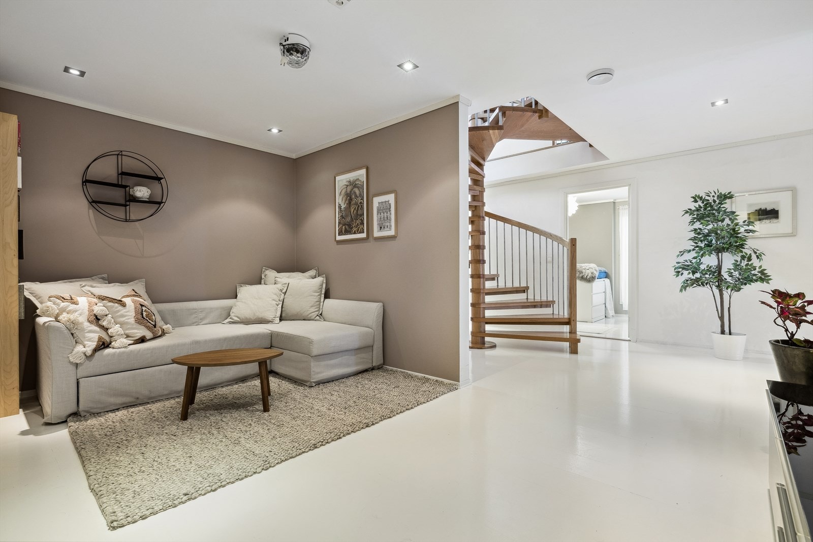 Den store hallen i underetasjen gir et godt førsteinntrykk av boligen. Galleribilde