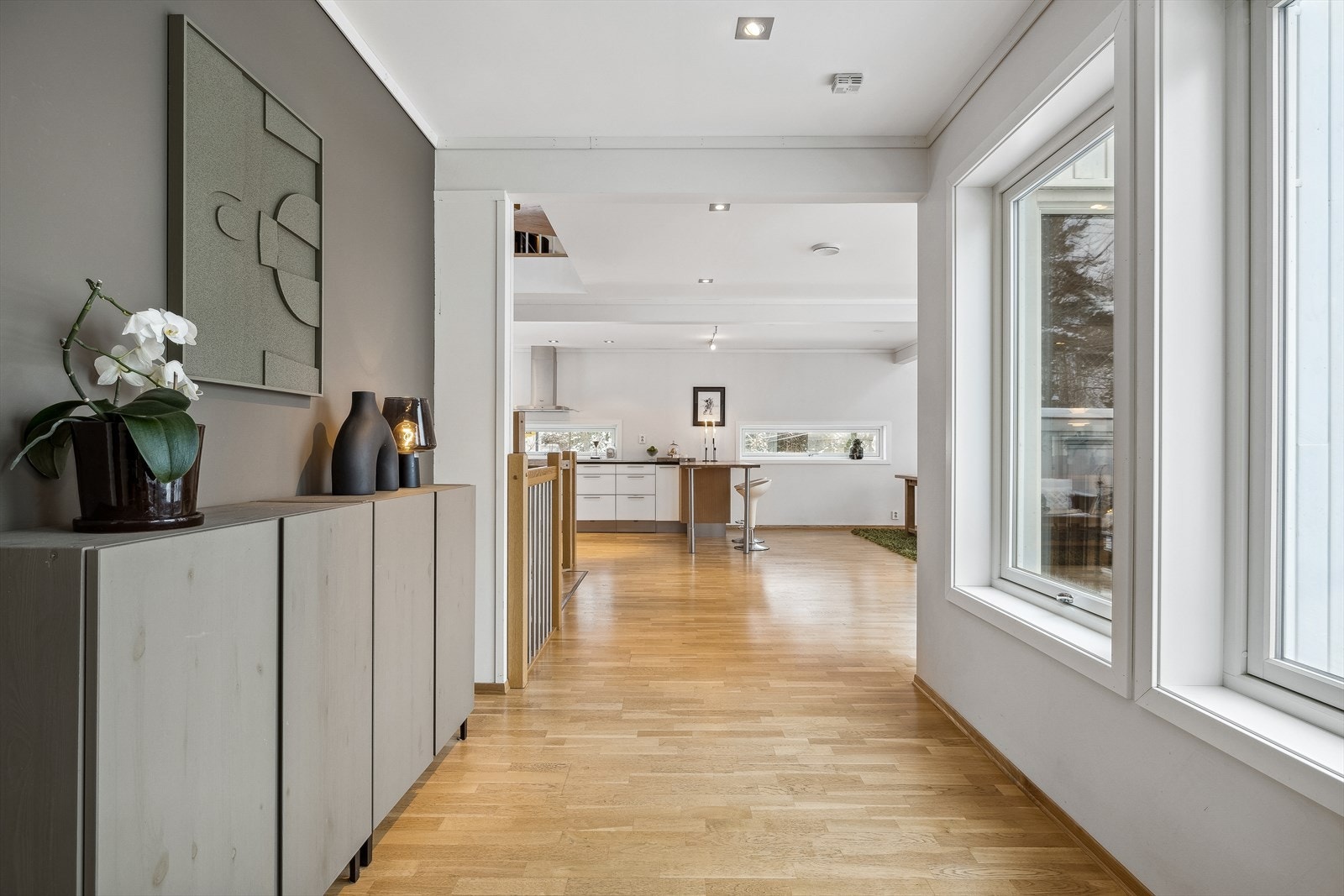 I boligen er det utstrakt bruk av downlights for god belysning. Galleribilde