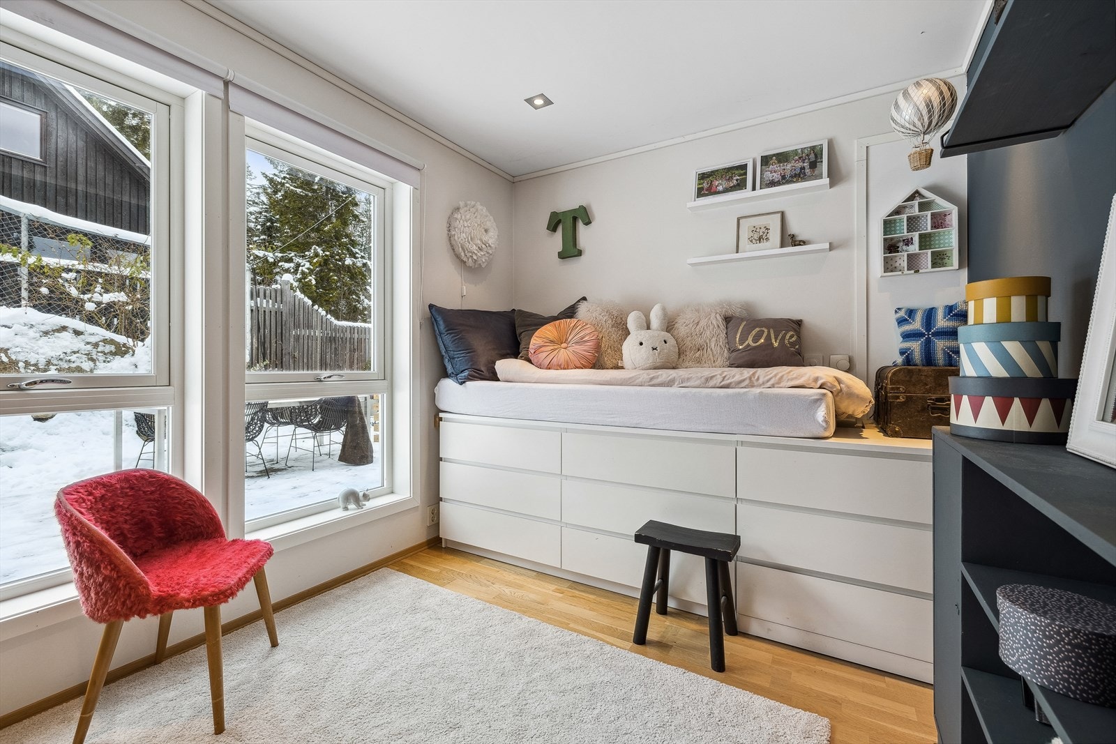 I 1. etasje er det i tillegg etablert et soverom, som eventuelt kan benyttes som lekerom/gjesterom/treningsrom mv. Galleribilde