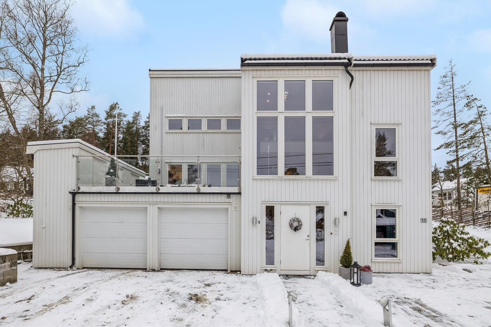 En familievennlig og innholdsrik enebolig med flott arkitektur, integrert dobbelgarasje og flotte uteplasser. Galleribilde