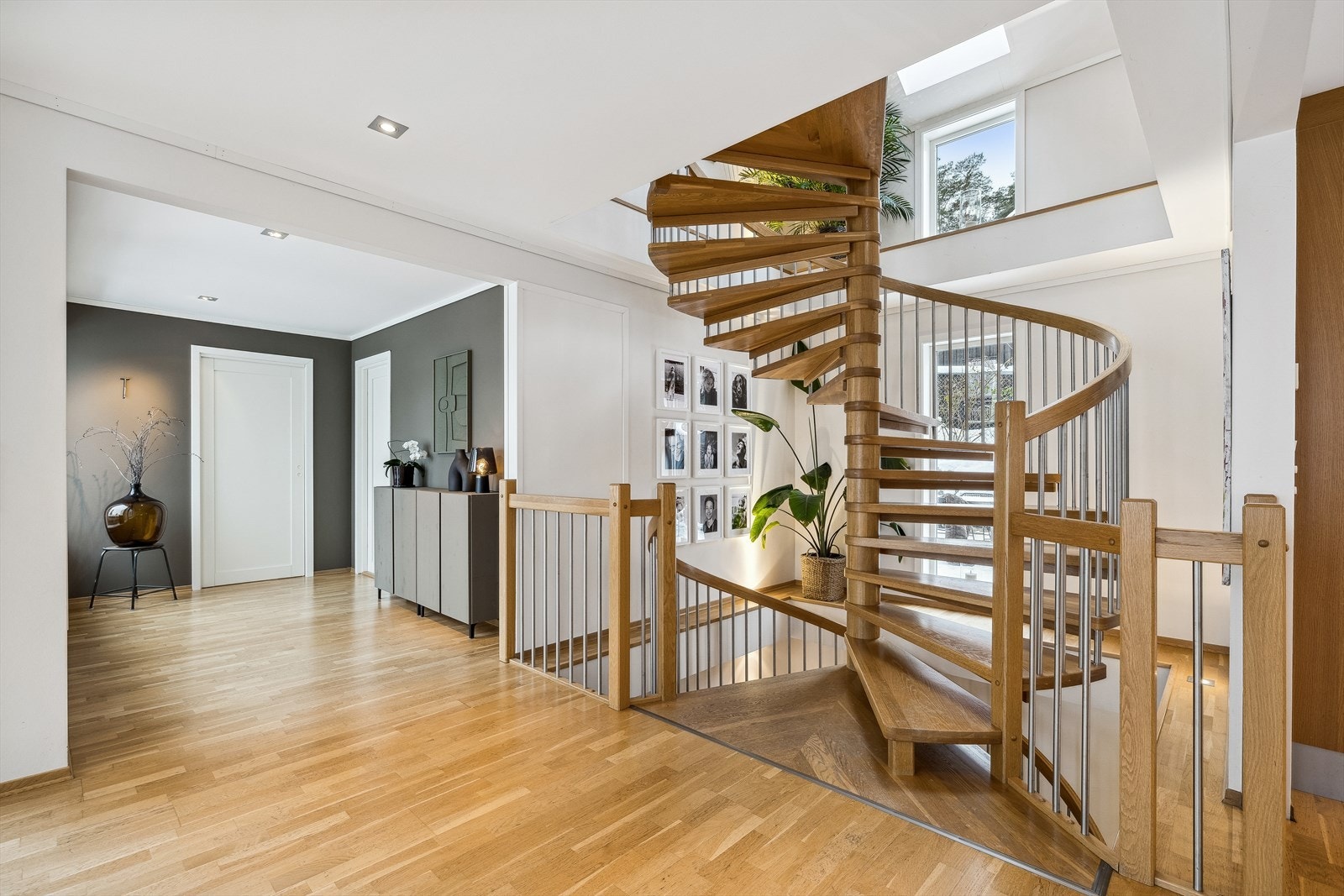 Dette er et arealeffektivt og funksjonelt hus over tre etasjer, med fleksible innredningsmuligheter som kan tilpasses en familie og dens stadig skiftende behov. Galleribilde