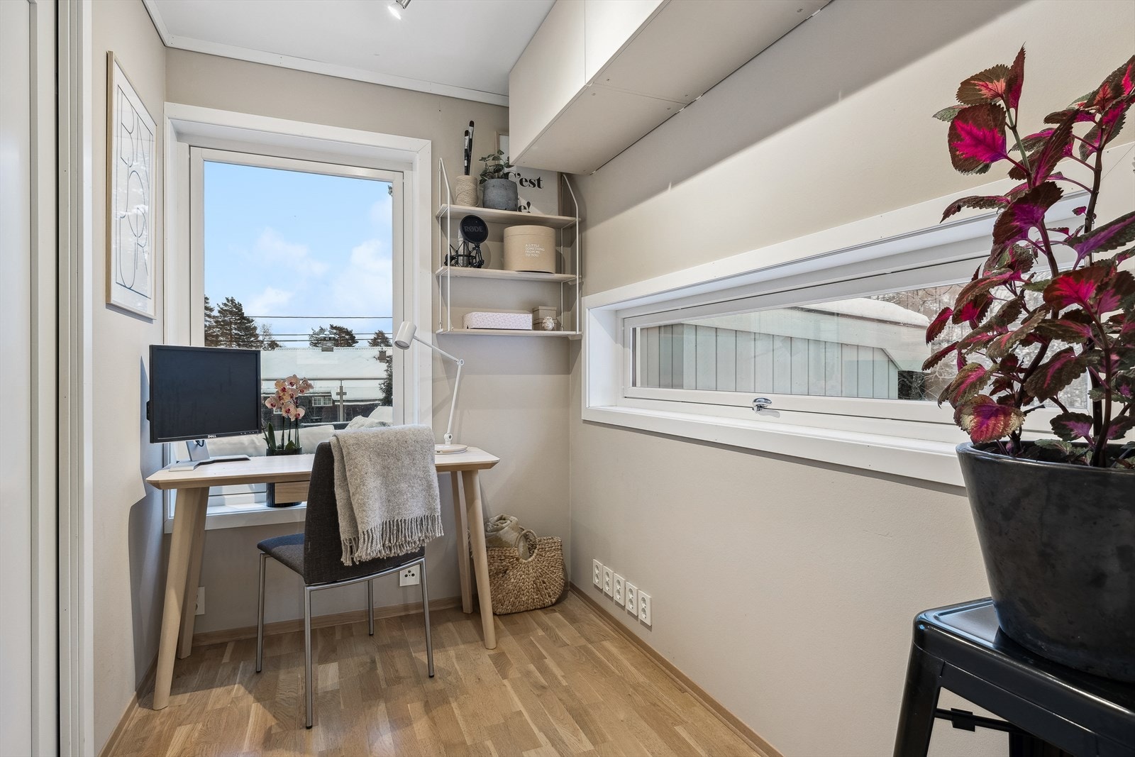 Praktisk rom med plass til kontorhjørne. Galleribilde