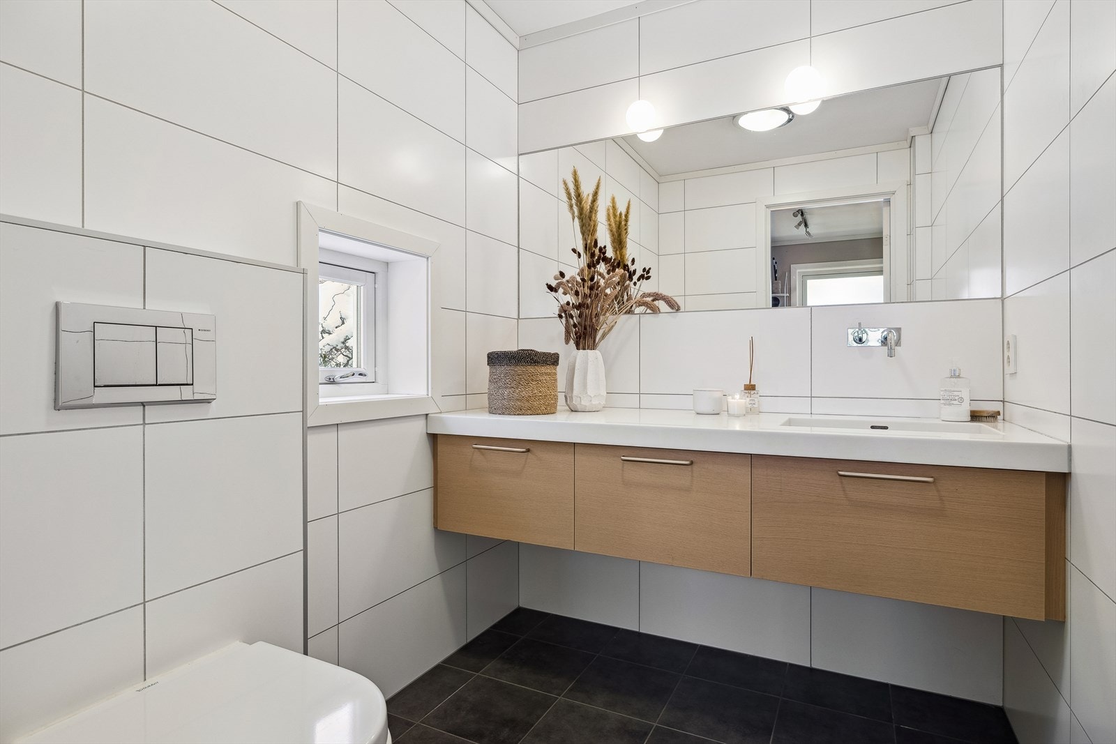 WC med vegghengt toalett og servantinnredning. Galleribilde