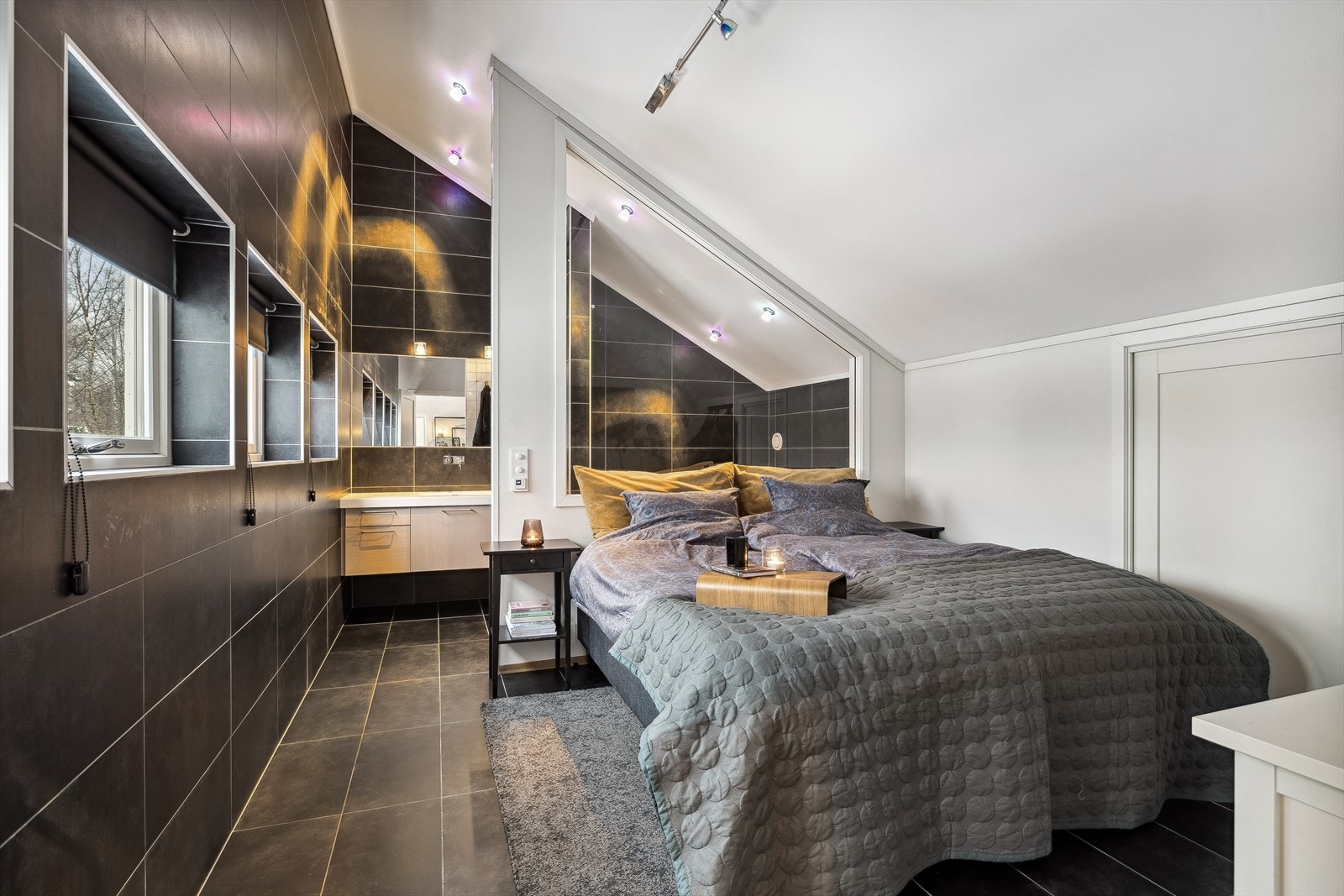 Masteravdeling med hovedsoverom og tilhørende bad. Galleribilde