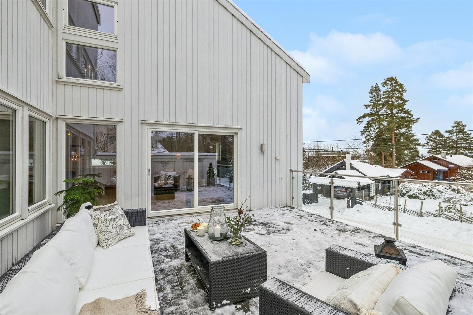 Fra stuen er det utgang til sydøstvendt takterrasse på ca. 32 m². På terrassen er det god plass til utemøblement, grill og beplantning. Galleribilde