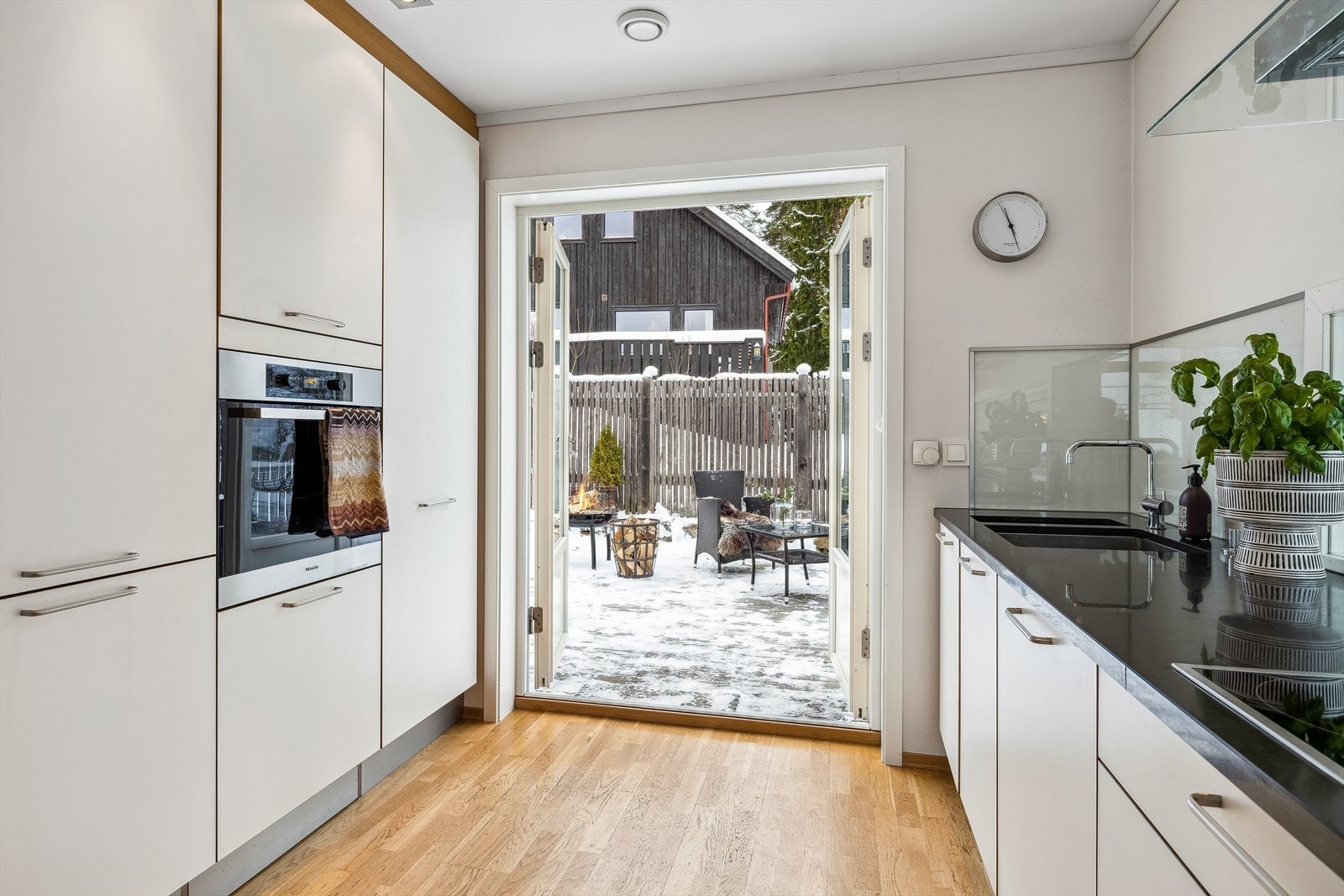 Fra kjøkkenet er det utgang til en solrik, vestvendt terrasse på ca. 41 m². Galleribilde