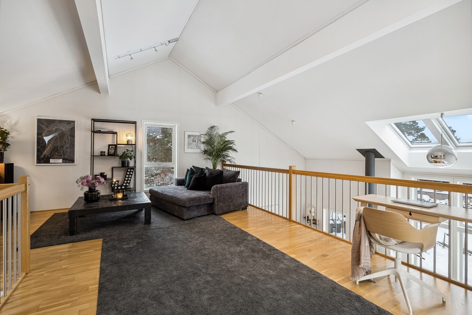 I 2. etasje finnes en ekstra stue, samt en masteravdeling med hovedsoverom og bad. Galleribilde